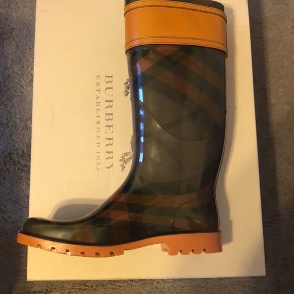 Burberry rain boots in size 8. - Picture 2 of 6